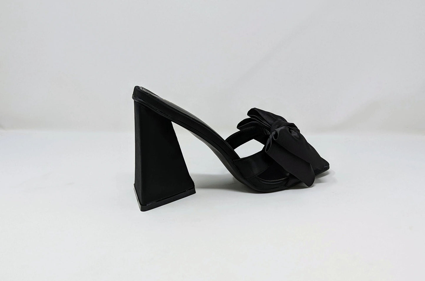 Oma Bow Heels - Black